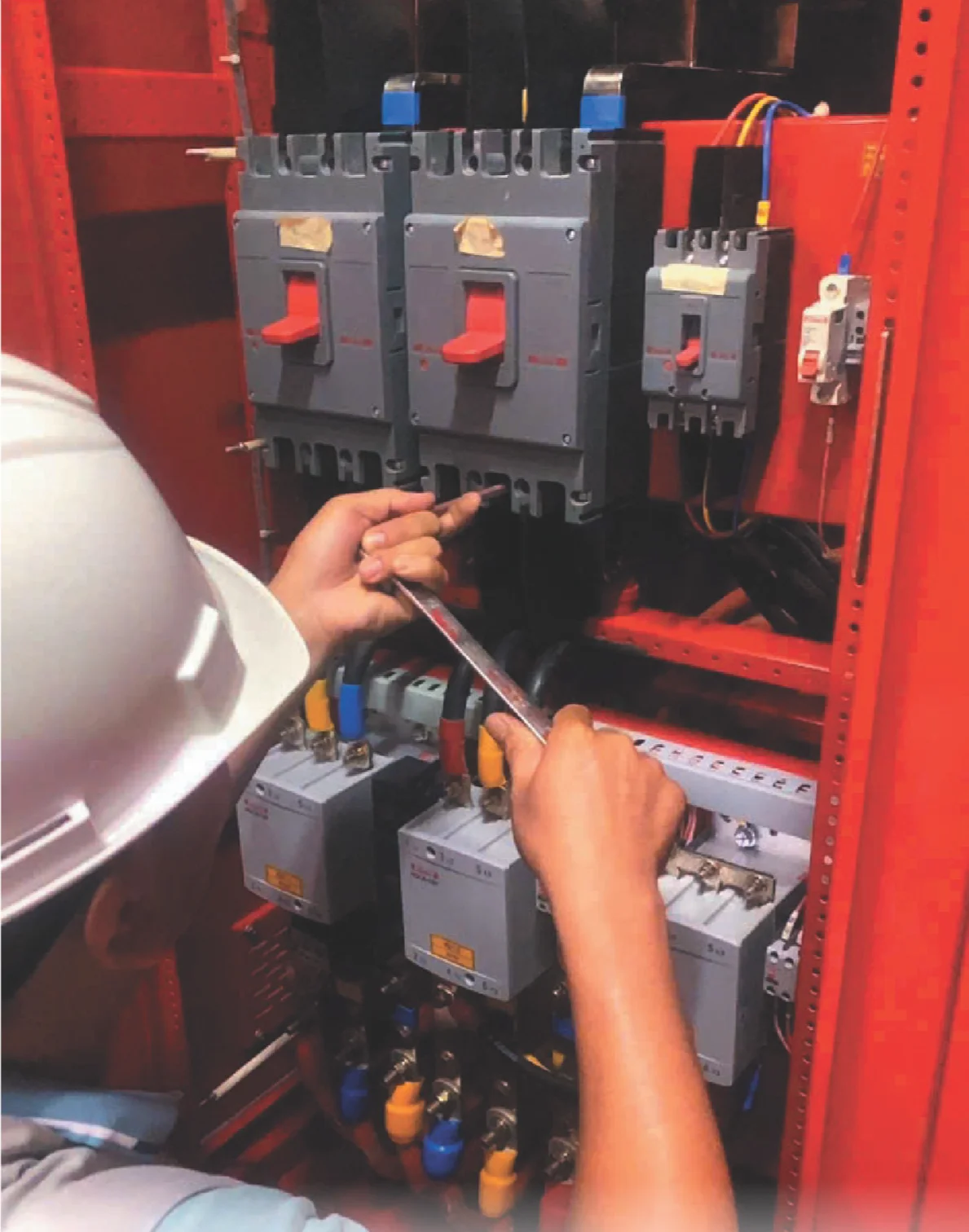 Nhân sự kỹ thuật Lavita kiểm tra tủ điện của hệ thống PCCC